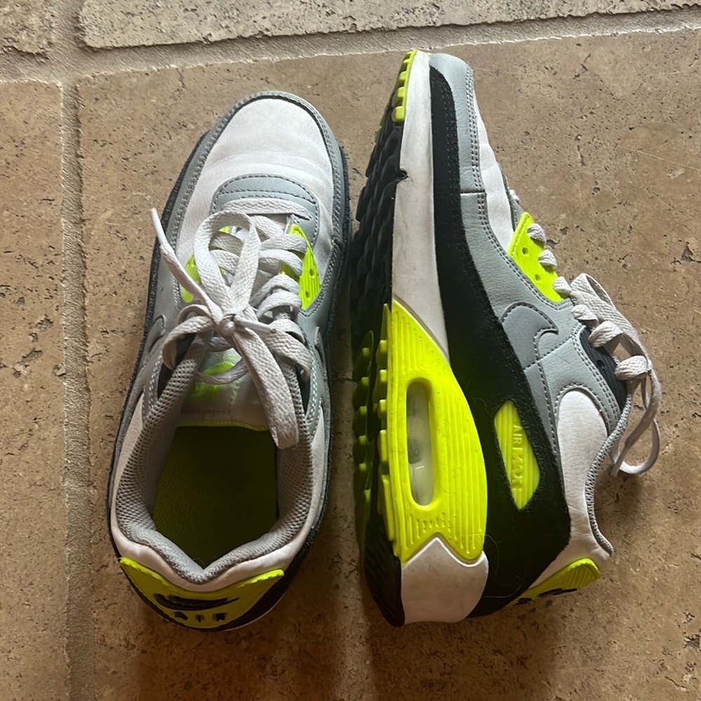 Nike Air Max youth size 6, women’s 7.5.